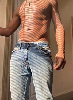 Curtis69 - masseur in Nairobi Photo 2 of 3