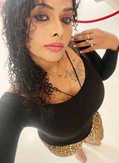 Curvy and Curly milf is here to date... - Acompañantes transexual in Chennai Photo 7 of 8