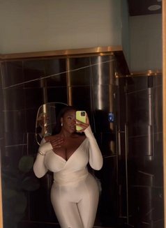 Curvy - escort in Beirut Photo 7 of 8