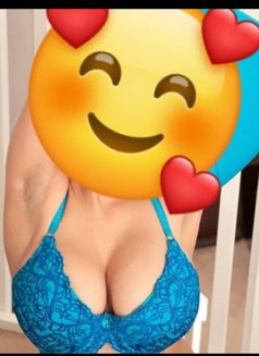 Curvy bhabhi in noida incalls - puta in Noida Photo 3 of 3