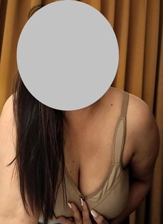 Curvy Bhabhi in Noida Incalls - masseuse in Noida Photo 2 of 5