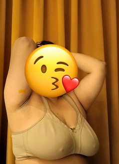 Curvy Bhabhi in Noida Incalls - masseuse in Noida Photo 3 of 5