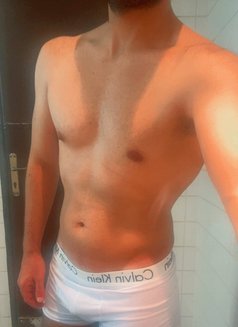 Cute Jonathan - Male escort in Riyadh Photo 2 of 3