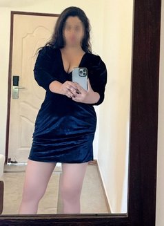 Cute, Slim Elegant young MILF - puta in Colombo Photo 7 of 7