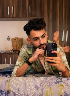 Cutie Boii - masseur in New Delhi Photo 2 of 4