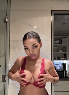 Cutie - escort in Dubai Photo 2 of 3