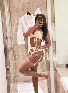 Cynthia - escort in Beirut Photo 4 of 6