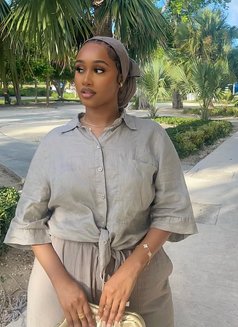 Cynthia - escort in Muscat Photo 1 of 3