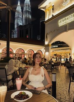 Cynthia - escort in Singapore Photo 2 of 7