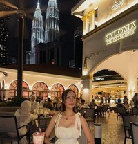 Cynthia - puta in Singapore
