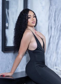 Cynthia - escort in Beirut Photo 5 of 9