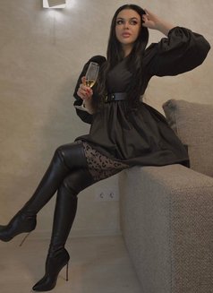 Cyra - puta in Dubai Photo 6 of 10