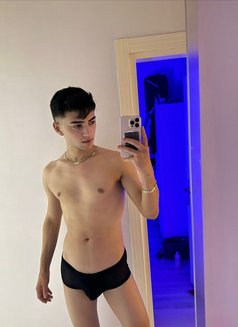 Da Ni El - Male escort in Dubai Photo 2 of 6