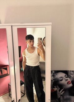 Da Ni El - Male escort in Dubai Photo 3 of 6