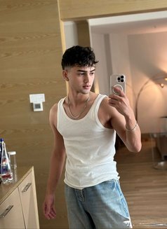 Da Ni El - Male escort in Dubai Photo 6 of 6