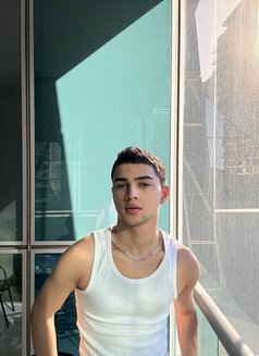 Da Ni El - Male escort in Riyadh Photo 8 of 11