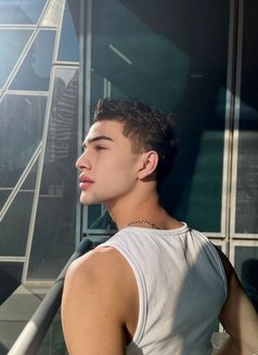 Da Ni El - Male escort in Riyadh Photo 9 of 11