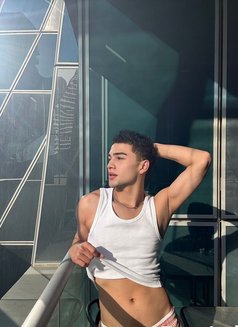 Da Ni El - Male escort in Riyadh Photo 10 of 11