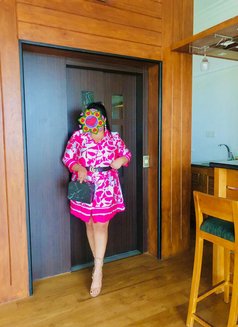 Dahamsa de Soyza - escort in Colombo Photo 5 of 11