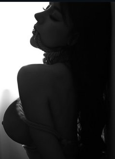 Daisy - escort in Singapore Photo 7 of 11