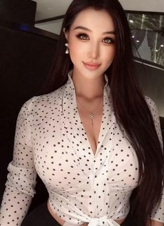 Daisy - puta in Al Manama Photo 6 of 6