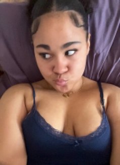 Daisy - escort in Kuwait Photo 1 of 3