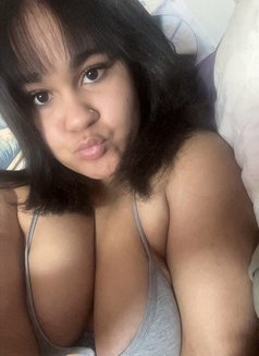 Daisy - escort in Kuwait Photo 2 of 3