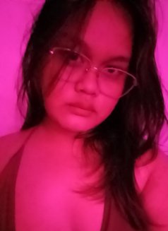 Daisy - escort in Kuwait Photo 2 of 3