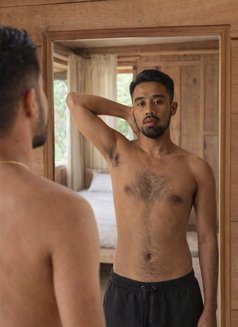 Dakzilog - Male escort in Manila Photo 5 of 6