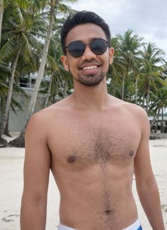 Dakzilog - Male escort in Manila Photo 7 of 9