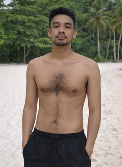 Dakzilog - Male escort in Manila Photo 8 of 9