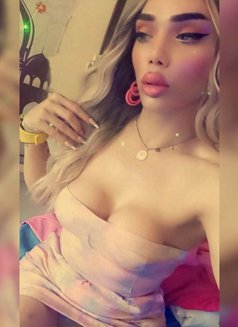 Dana - Transsexual escort in Beirut Photo 2 of 4