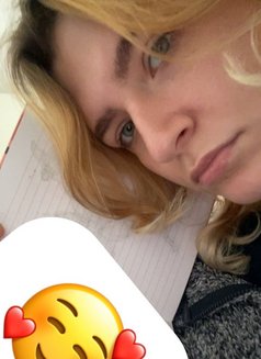 Dani - escort in Amman Photo 2 of 2