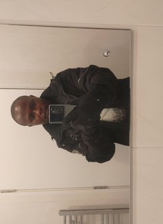 Daniel - Male escort in Dublin Photo 2 of 3