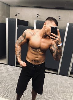 Tom fernad - Male escort in Dubai Photo 5 of 6