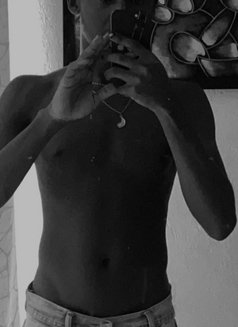 Danny - Male escort in Kampala Photo 2 of 5