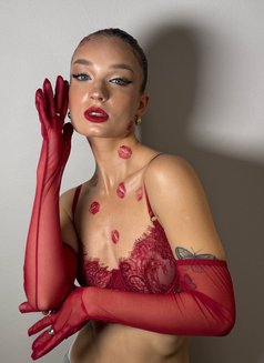 Daria - escort in Hong Kong Photo 1 of 7