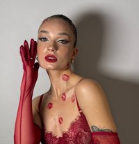 Daria - escort in Hong Kong Photo 1 of 7