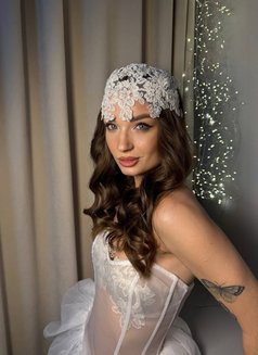 Daria - escort in Hong Kong Photo 3 of 7