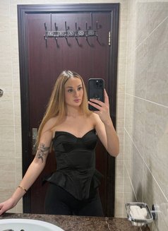 Daria - escort in Dubai Photo 5 of 12