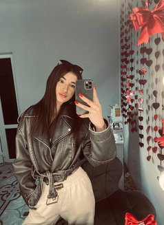 Daria - escort in Hong Kong Photo 1 of 15