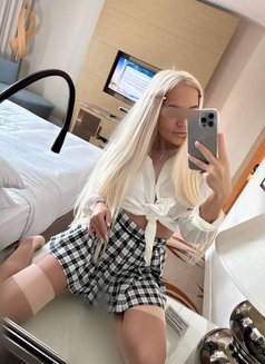 Darina - escort in Paris Photo 4 of 5