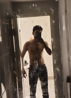 Darwin - Male escort in Jakarta Photo 3 of 8
