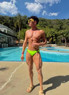 David - Male escort in Al Manama Photo 7 of 12