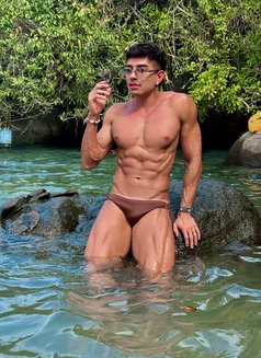 David - Male escort in Al Manama Photo 11 of 12