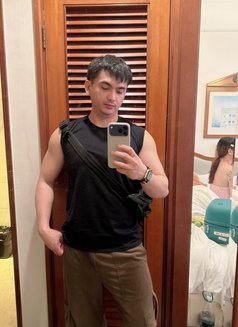 David - Male escort in Manila Photo 7 of 9