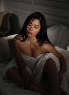 Dawn Young Partygirl - puta in Hong Kong Photo 8 of 20