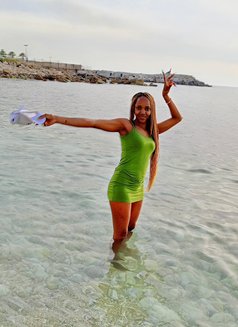 Dayleen - escort in Beirut Photo 3 of 6