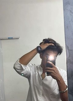 De Danadan - Male escort in New Delhi Photo 1 of 2