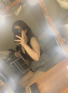 De Wei - escort in Makati City Photo 15 of 17